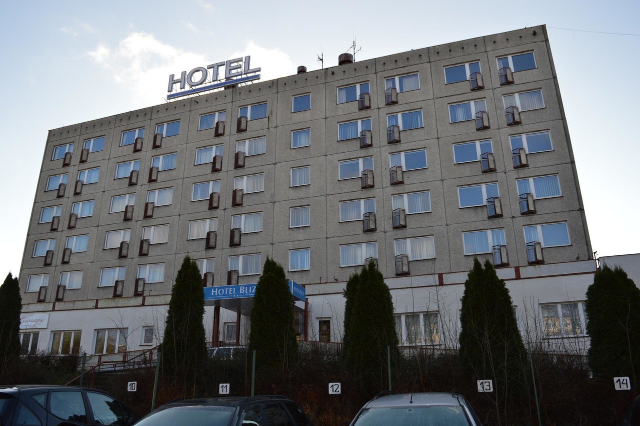 'Za Blizą', czyli za budynkiem byłego już hotelu Bliza na os. Przyjaźni. Źródło zdjęcia: PHH Hotele 