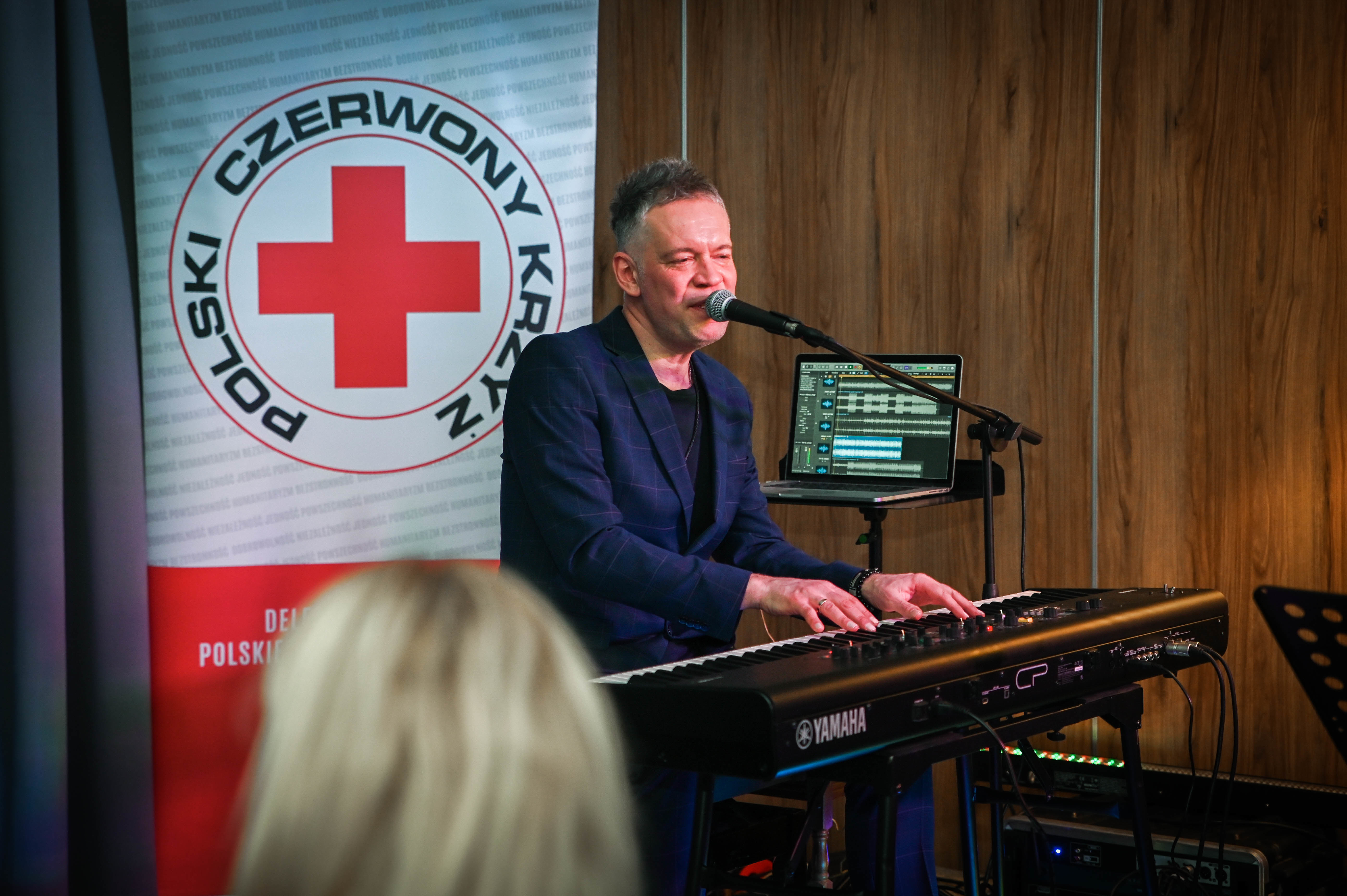 Krzysztof Antkowiak - koncert dla PCK 80.jpg